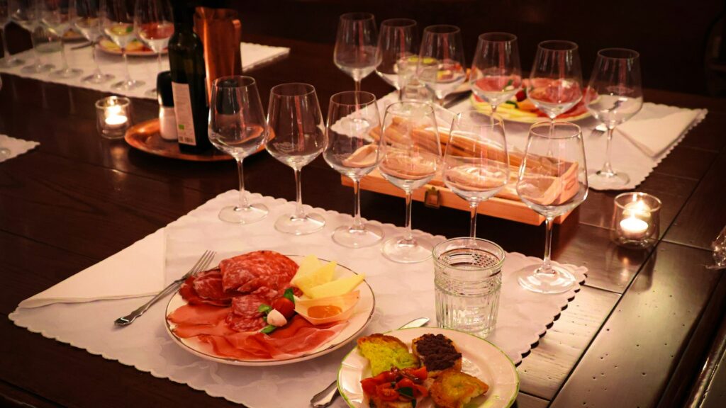 料理とワイングラスが並ぶイタリアンのディナーテーブル