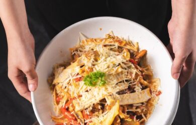 チーズをかけたパスタの皿